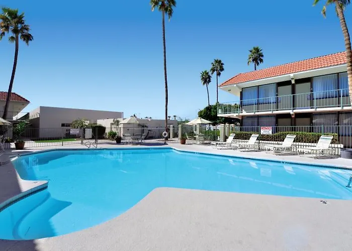 Hotel Ramada By Wyndham Downtown 2*