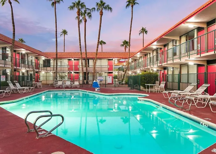 Ramada By Wyndham Downtown Hotel 2*