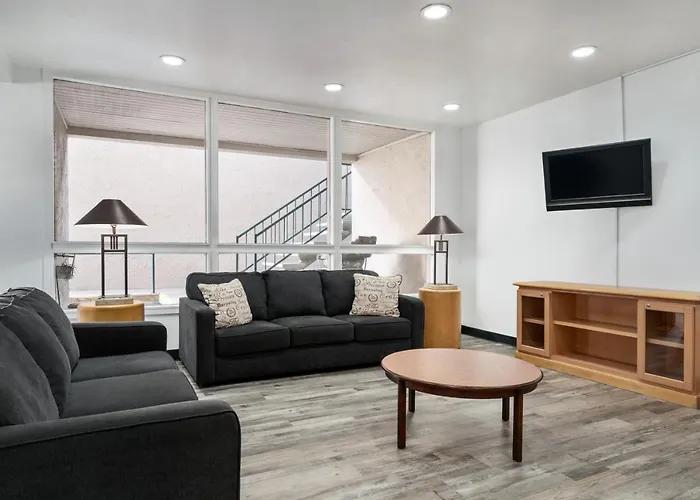 Ramada By Wyndham Downtown 2*