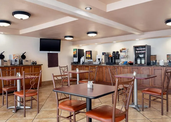 Ramada By Wyndham Downtown Hotel 2*