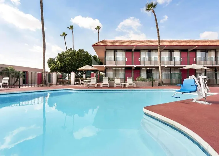 Hotel Ramada By Wyndham Downtown 2*