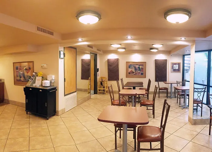 Hotel Ramada By Wyndham Downtown