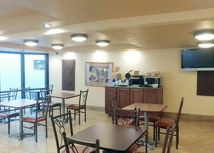 Ramada By Wyndham Downtown 2*