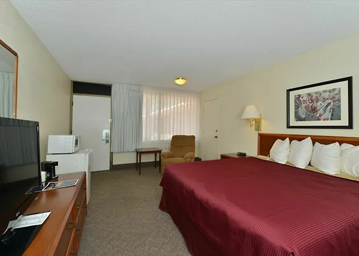 Ramada By Wyndham Downtown 2*