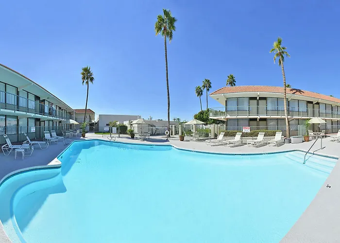 Hotel Ramada By Wyndham Downtown 2*